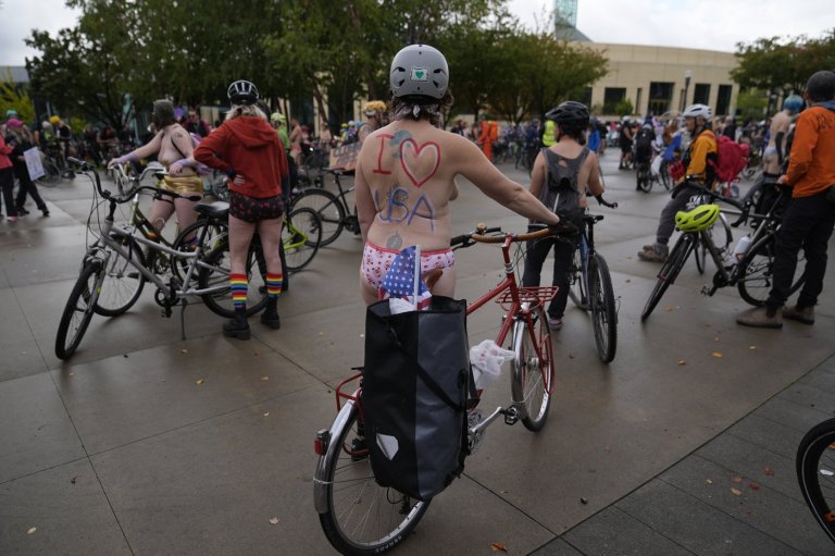Naked bike riders demonstrate against federal troops in 'quintessentially Portland' protest | iNFOnews.ca