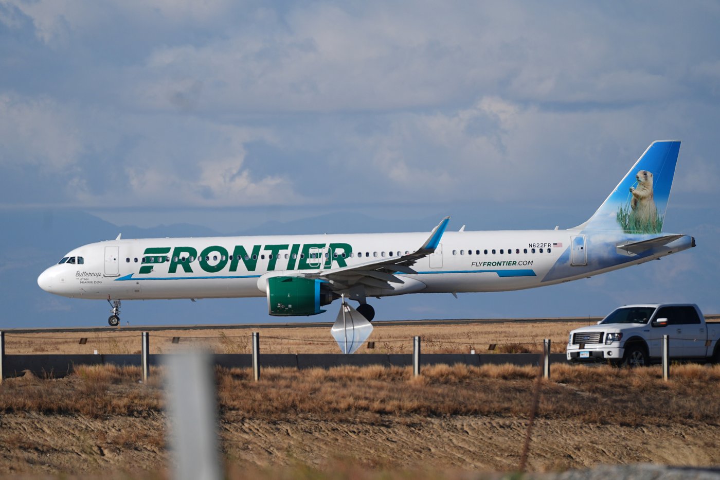 Pedestrian dies after being hit by Frontier Airlines plane that was taking off at Denver airport | iNFOnews.ca