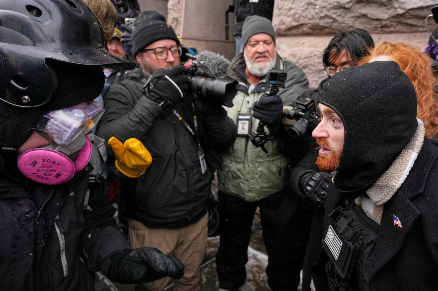 Photos show anti-ICE crowd chase off pro-ICE demonstrators from Minneapolis streets | iNFOnews.ca