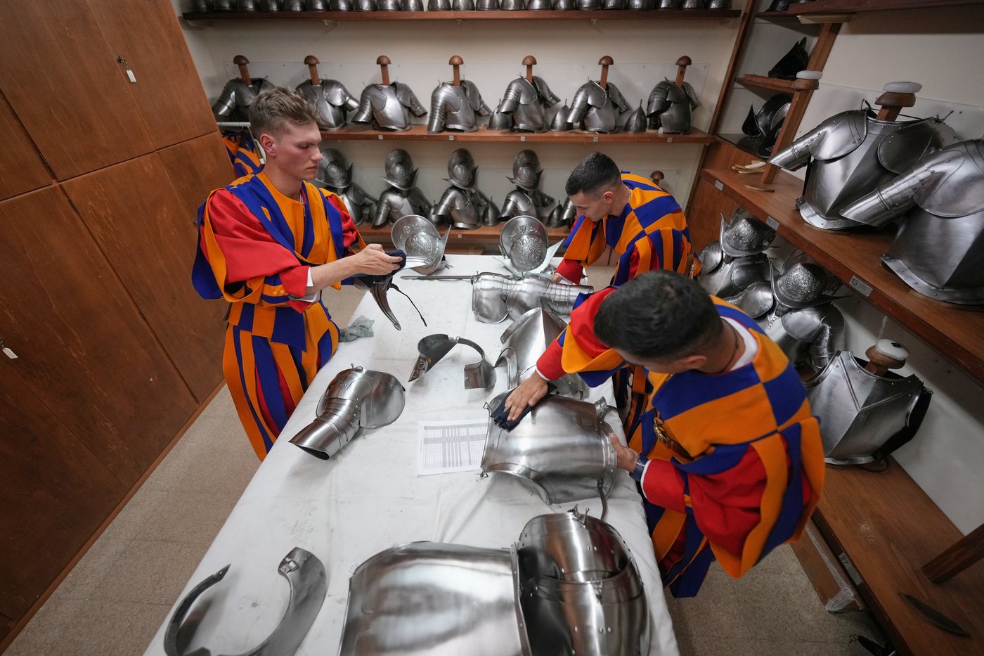 A look at Swiss Guards preparing for a swearing-in ceremony attended by the Pope, in photos | iNFOnews.ca