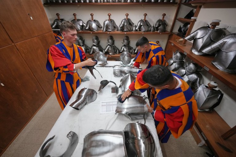 A look at Swiss Guards preparing for a swearing-in ceremony attended by the Pope, in photos | iNFOnews.ca