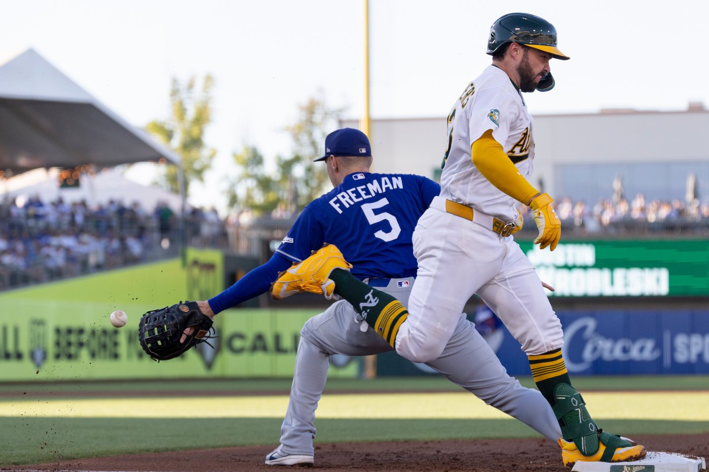 Edman homers, Roberts earns 1,000th managerial win as Dodgers beat A's 9-3 | iNFOnews.ca