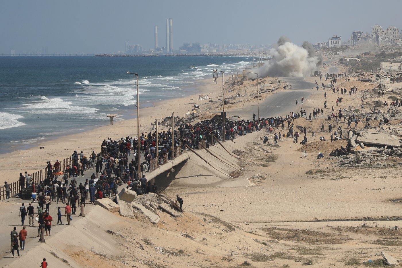 The Latest: Tens of thousands of Palestinians in Gaza return north as ceasefire takes effect | iNFOnews.ca