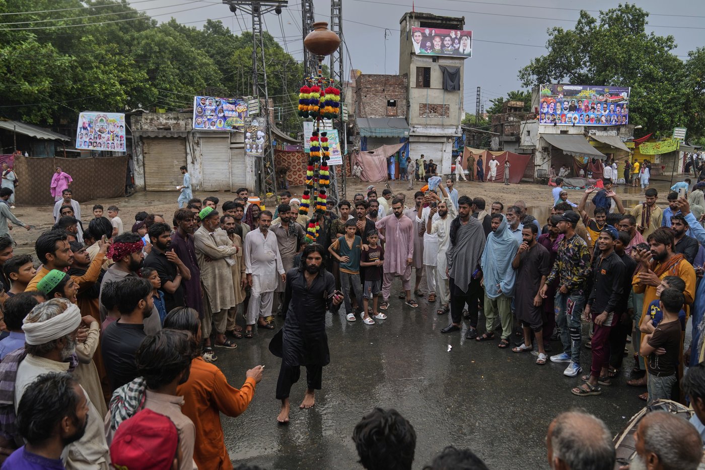 Photos of Pakistan honoring a Sufi saint with drumming, dancing, and bright lights | iNFOnews.ca