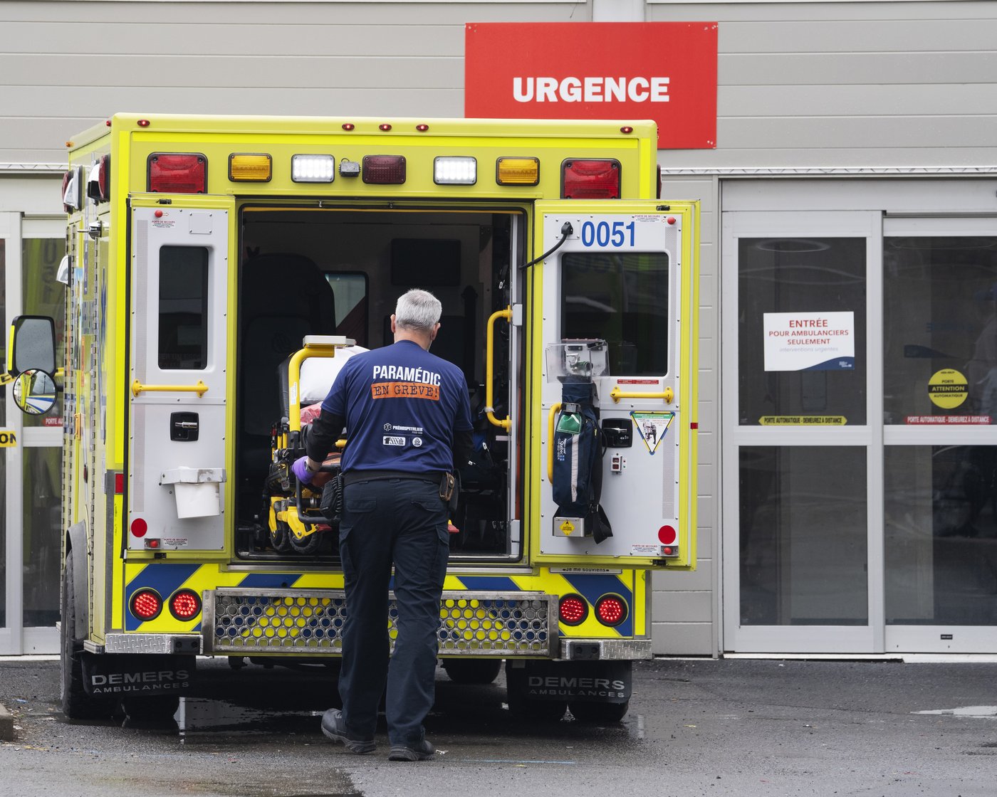 Quebec paramedics, ambulance technicians to strike Dec. 24 but keep essential service | iNFOnews.ca