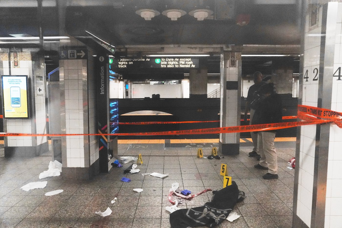 New York subway stabbings leave 3 hurt as police shoot and kill knife-wielding man, officials say | iNFOnews.ca