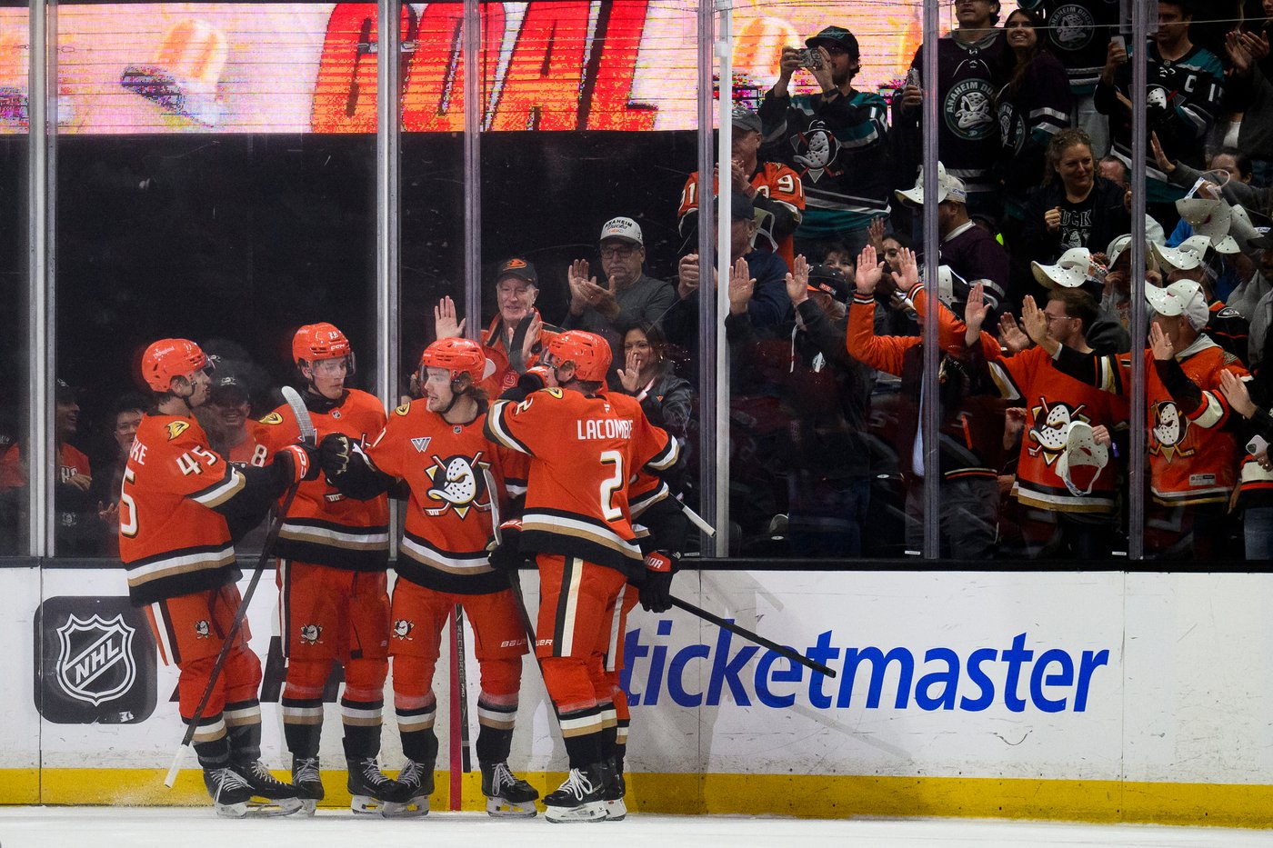 Anaheim Ducks get through a 15-hour travel day with NFL RedZone and some card games | iNFOnews.ca Anaheim Ducks get through a 15-hour travel day with NFL RedZone and some card games | iNFOnews.ca
