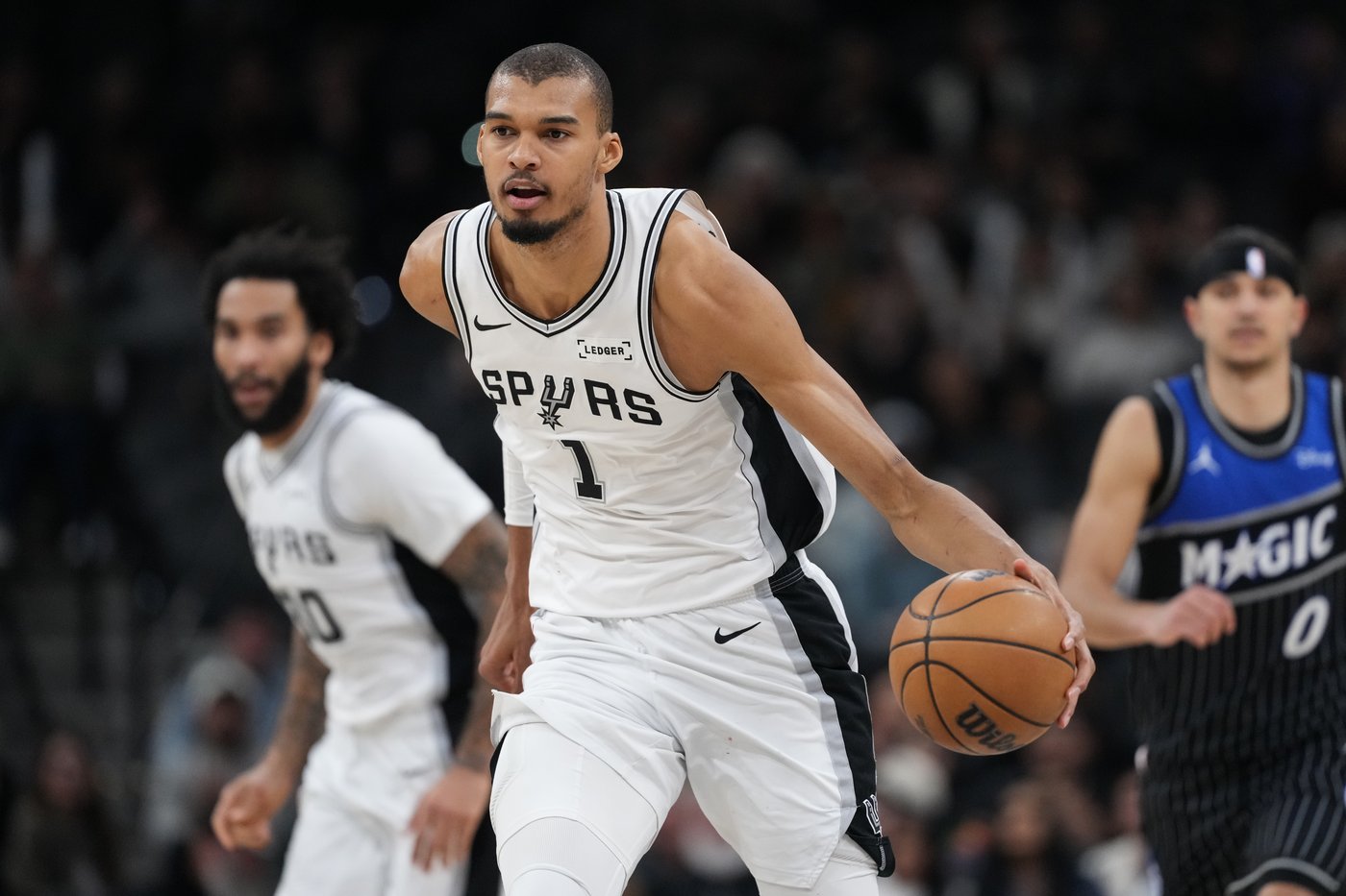 Spurs win in return home to San Antonio delayed by snow, mechanical issues | iNFOnews.ca Spurs win in return home to San Antonio delayed by snow, mechanical issues | iNFOnews.ca
