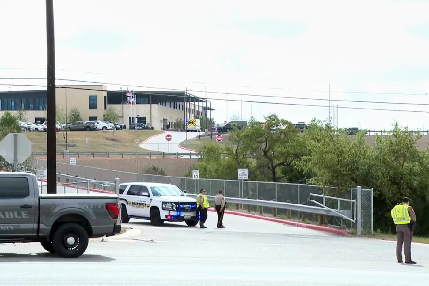 Student shoots a teacher at Texas high school before fatally shooting self, authorities say | iNFOnews.ca Student shoots a teacher at Texas high school before fatally shooting self, authorities say | iNFOnews.ca