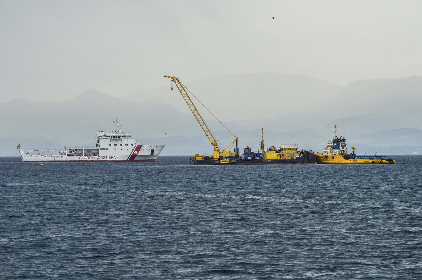 Experts start complex recovery of a superyacht that sank off Sicily, killing 7 | iNFOnews.ca