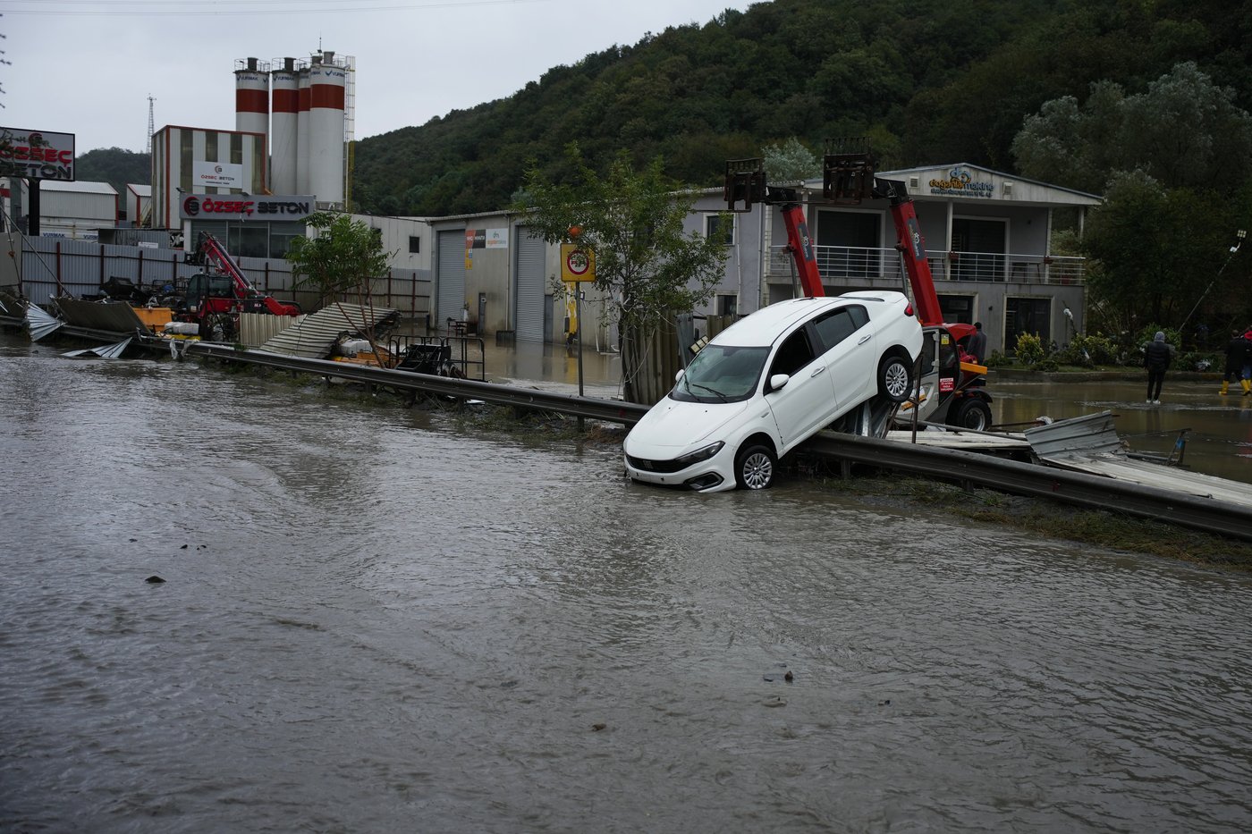 Heavy rain shuts down Istanbul, causing flooding and 2 deaths | iNwheels Heavy rain shuts down Istanbul, causing flooding and 2 deaths | iNwheels