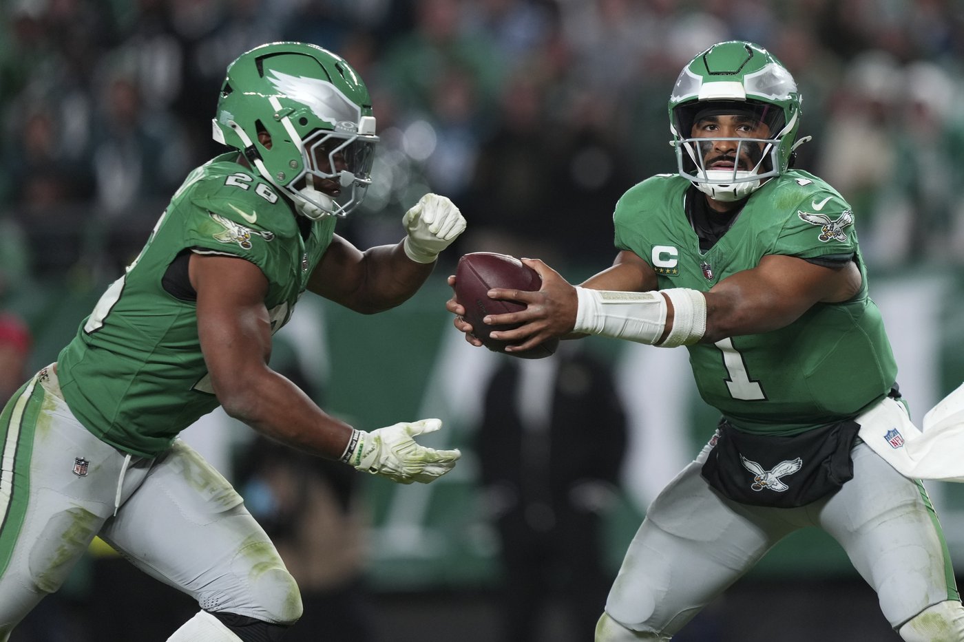 Eagles RB Saquon Barkley amazes with backward hurdle for first-down reception | iNFOnews.ca Eagles RB Saquon Barkley amazes with backward hurdle for first-down reception | iNFOnews.ca