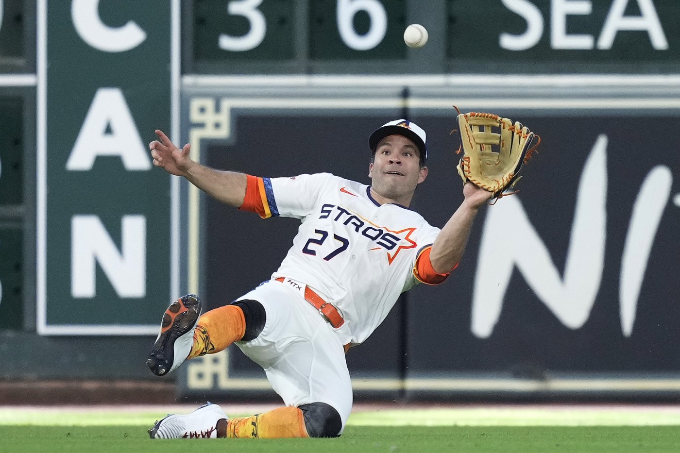 Astros star Jose Altuve asks out of leadoff spot to have more time to get ready to hit | iNFOnews.ca