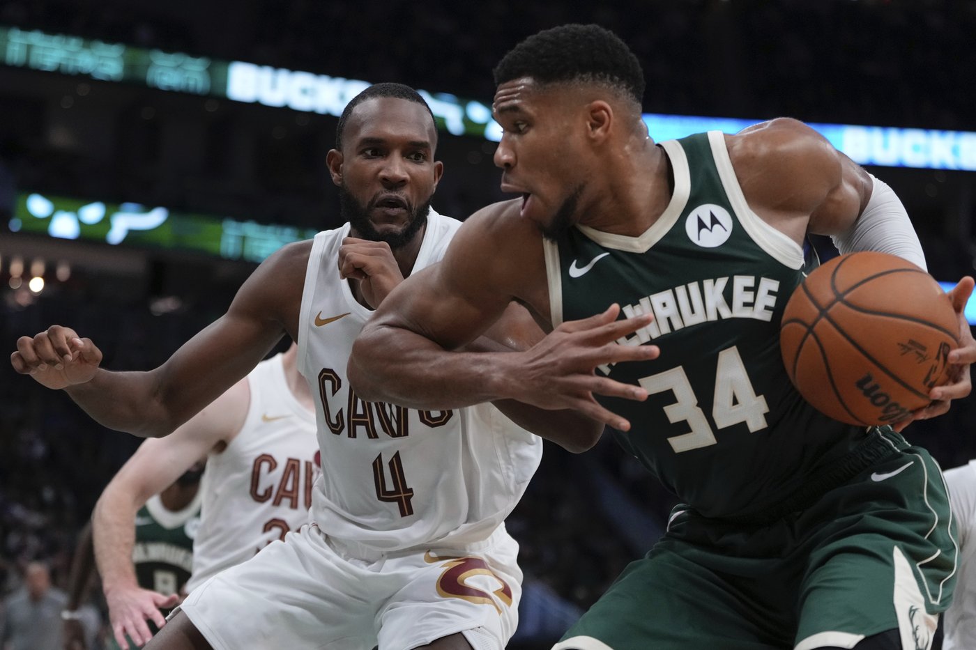 Mitchell's last-second jumper helps Cavs stay unbeaten with 114-113 win at Milwaukee | iNFOnews.ca