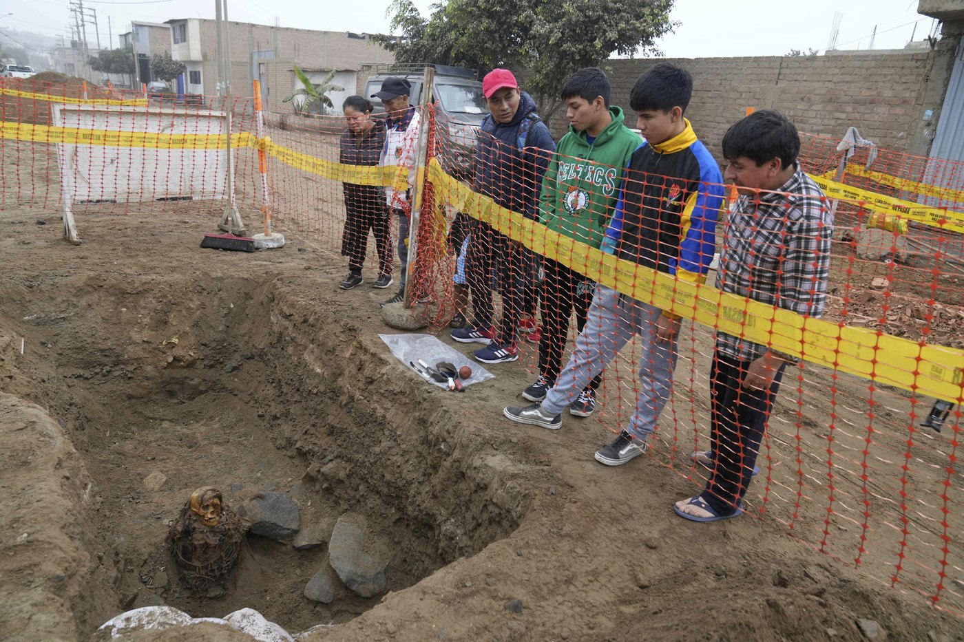 Utility workers uncover 1,000-year-old pre-Inca mummy in Peru's capital | iNFOnews.ca