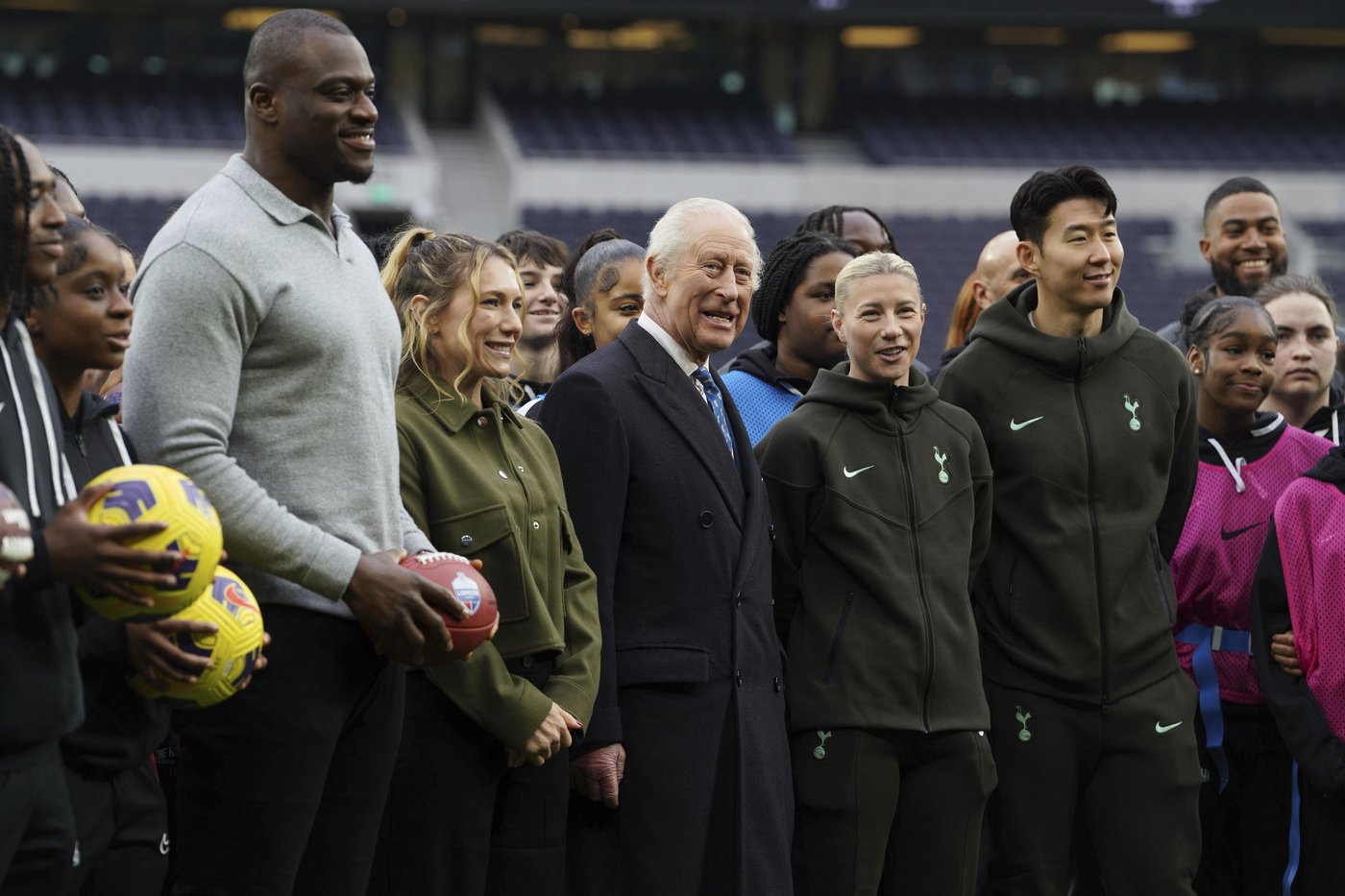 King Charles gets QB lesson at Tottenham Hotspur Stadium | iNFOnews.ca