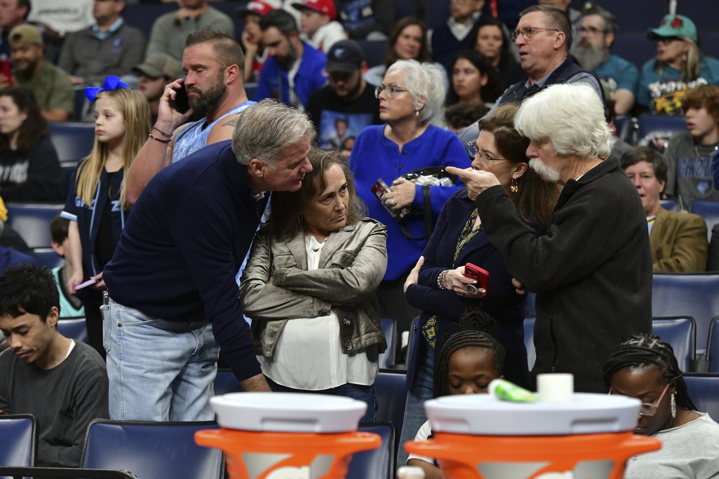 Medics attend to fan who collapsed courtside at NBA game in Memphis | iNFOnews.ca