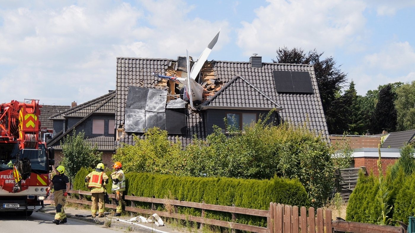 Small plane crashes into a home in northern Germany, leaving 1 dead and 1 missing | iNFOnews.ca Small plane crashes into a home in northern Germany, leaving 1 dead and 1 missing | iNFOnews.ca