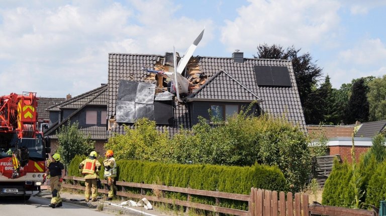 Small plane crashes into a home in northern Germany, leaving 1 dead and 1 missing | iNFOnews.ca
