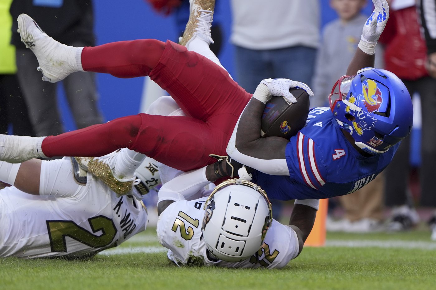 Upset Deion Sanders plans to give Travis Hunter his Jim Thorpe trophy after Colorado star snubbed | iNFOnews.ca