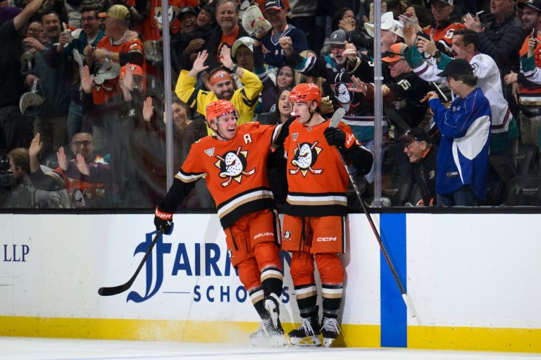 Anaheim Ducks get through a 15-hour travel day with NFL RedZone and some card games | iNFOnews.ca