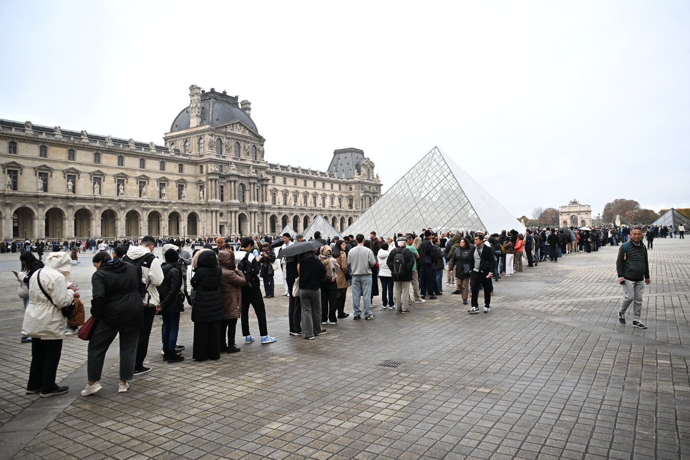 Louvre remains closed one day after jewel heist | iNFOnews.ca Louvre remains closed one day after jewel heist | iNFOnews.ca
