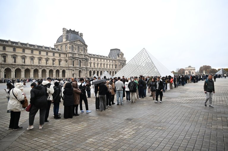 Louvre to remain closed one day after jewel heist | iNFOnews.ca
