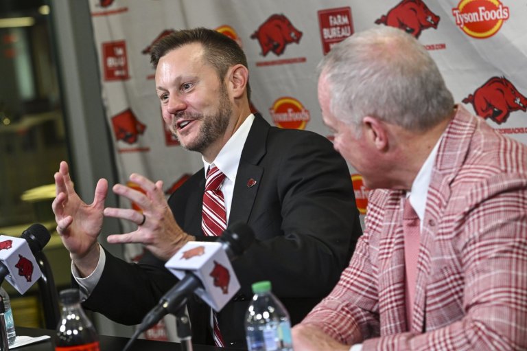 Arkansas football coach Ryan Silverfield seeking to turn around Razorbacks fortunes | iNFOnews.ca
