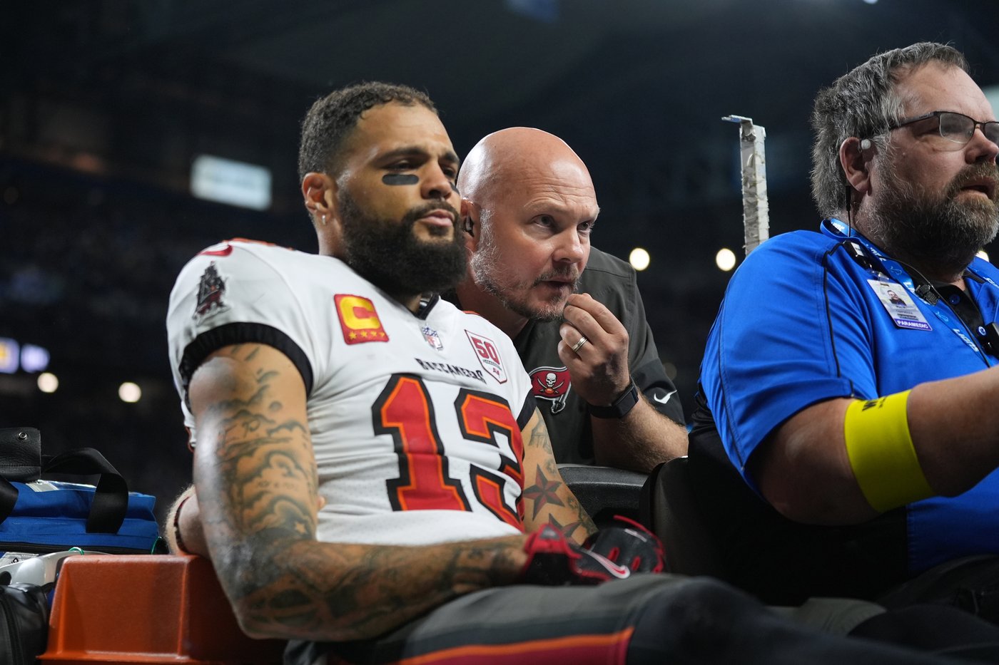 Buccaneers receiver Mike Evans leaves game against Lions with broken collarbone and concussion | iNFOnews.ca Buccaneers receiver Mike Evans leaves game against Lions with broken collarbone and concussion | iNFOnews.ca