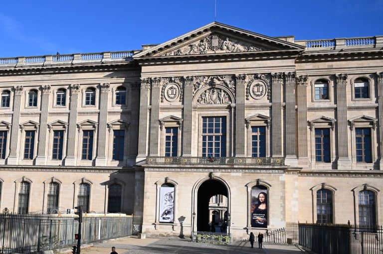 Louvre workers announce strike over work conditions and security after $102M heist | iNFOnews.ca