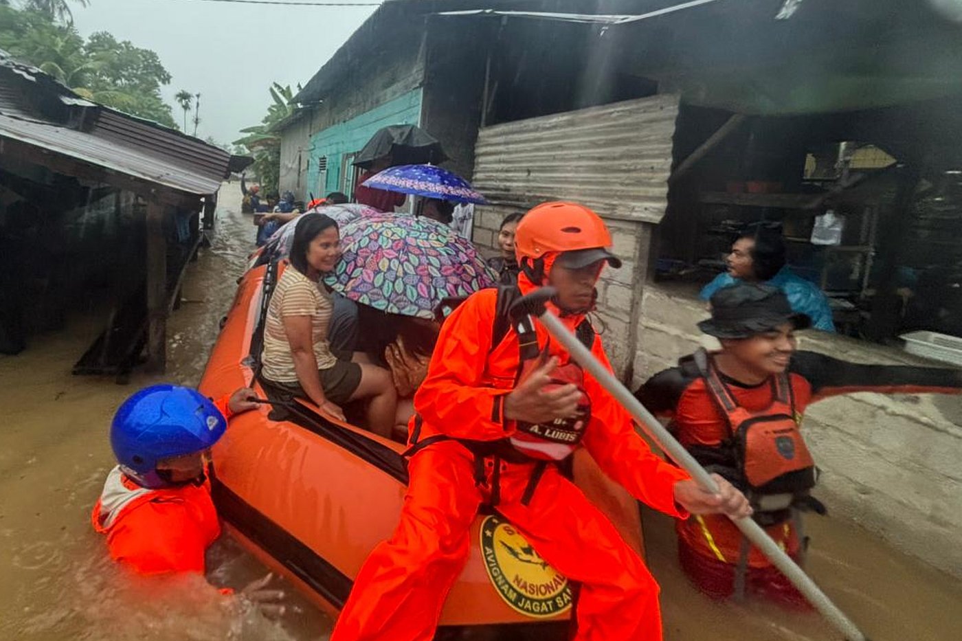 Landslides and flash floods on Indonesia’s Sumatra island leave at least 10 dead and 6 missing | iNFOnews.ca Landslides and flash floods on Indonesia’s Sumatra island leave at least 10 dead and 6 missing | iNFOnews.ca