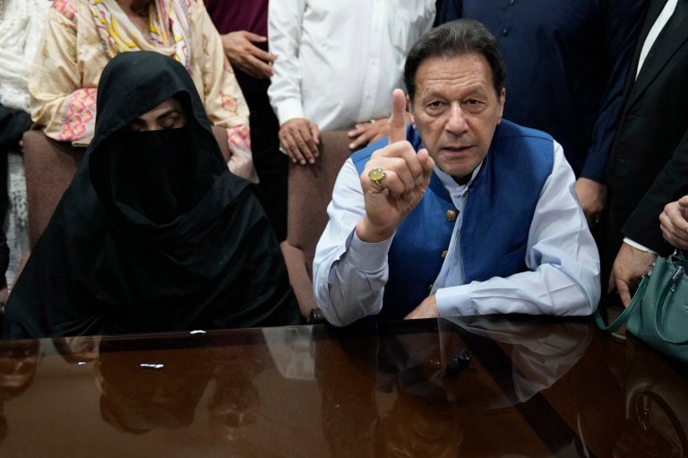 Pakistani court sentences former Prime Minister Imran Khan and wife to 17 years in graft case | iNFOnews.ca