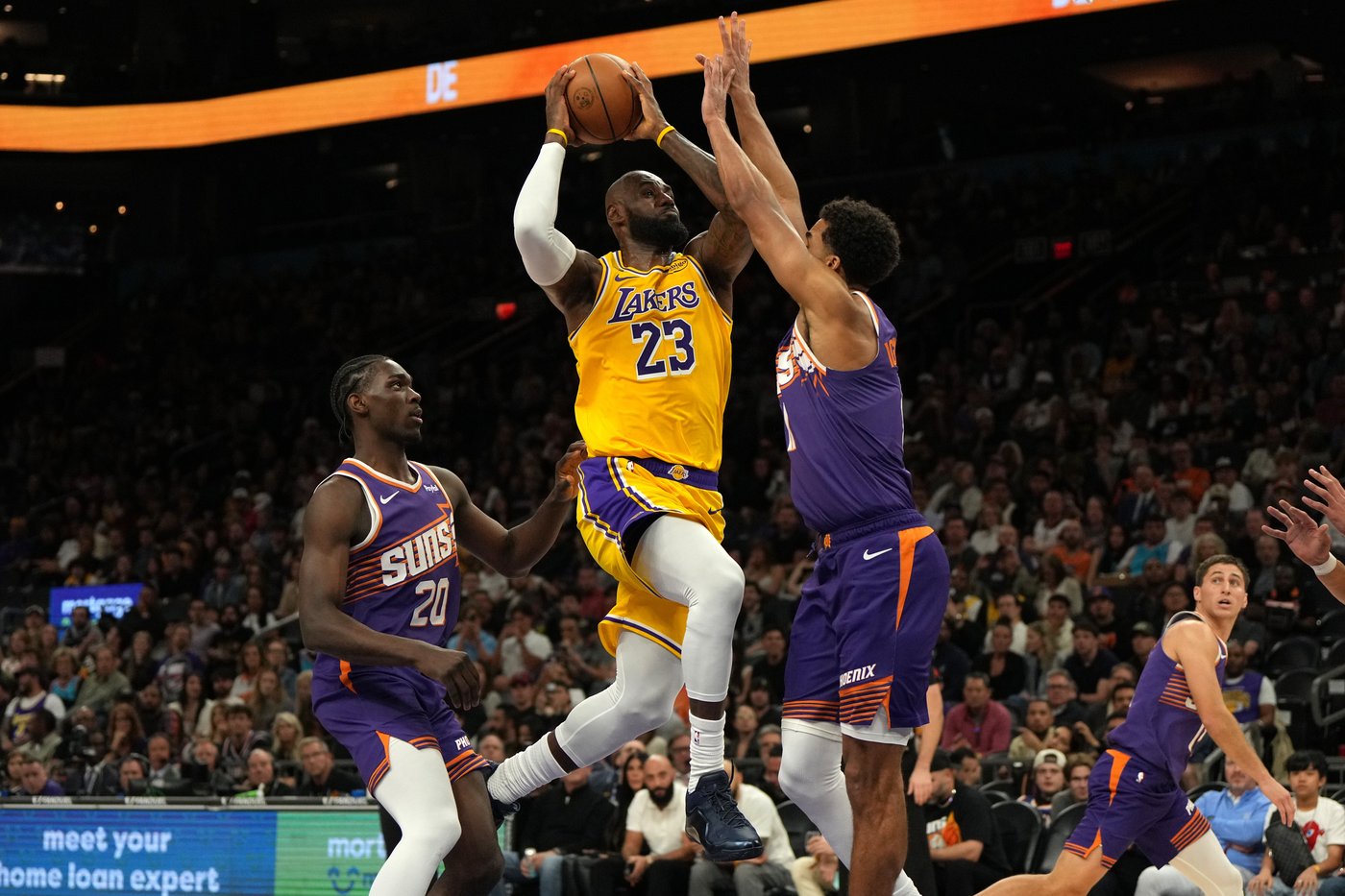 Royce O'Neale hits last-second 3 to lift short-handed Suns over Lakers, 113-110 | iNFOnews.ca