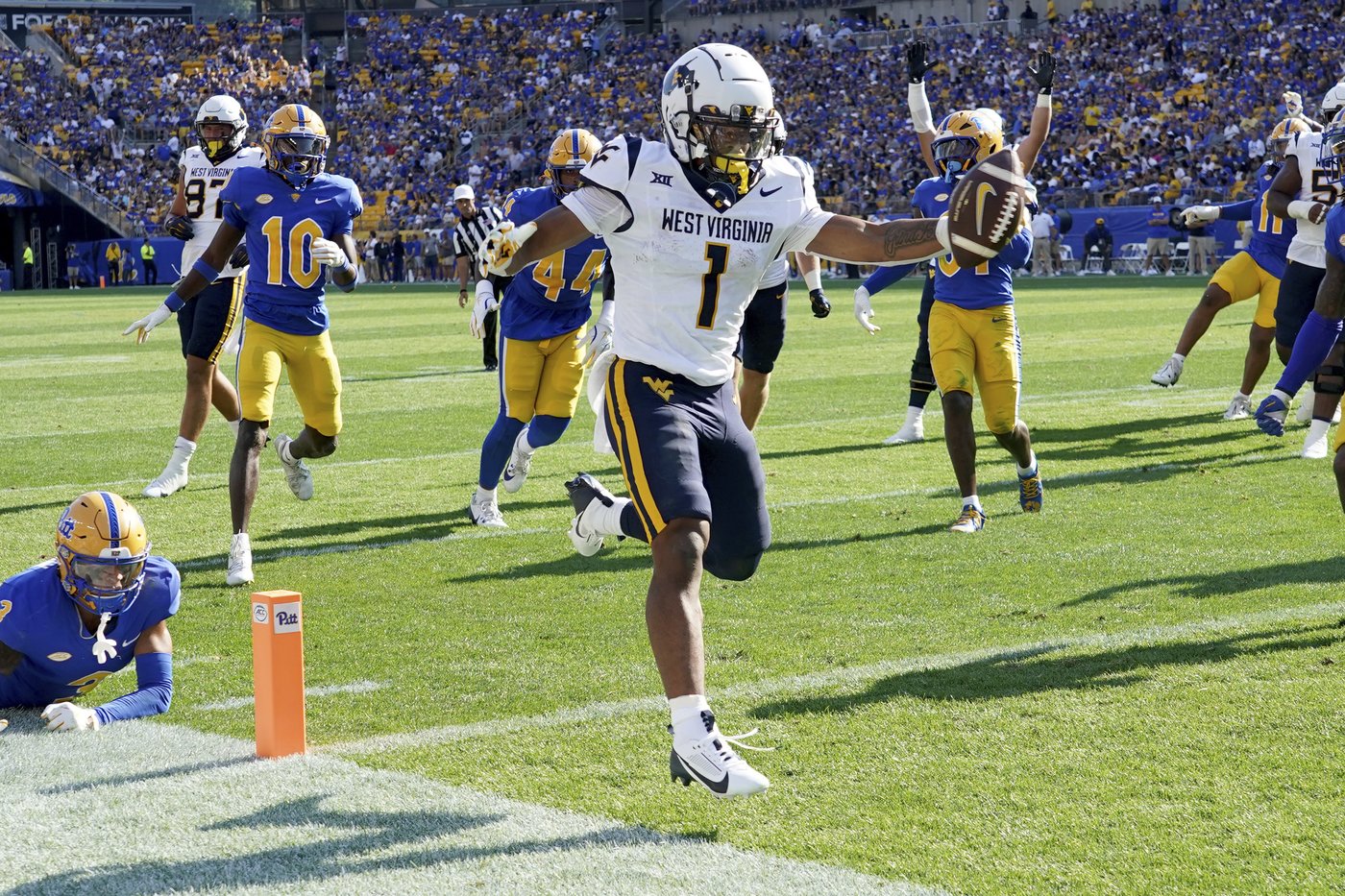 A new generation learns Rich Rodriguez's demanding coaching style at West Virginia | iNFOnews.ca