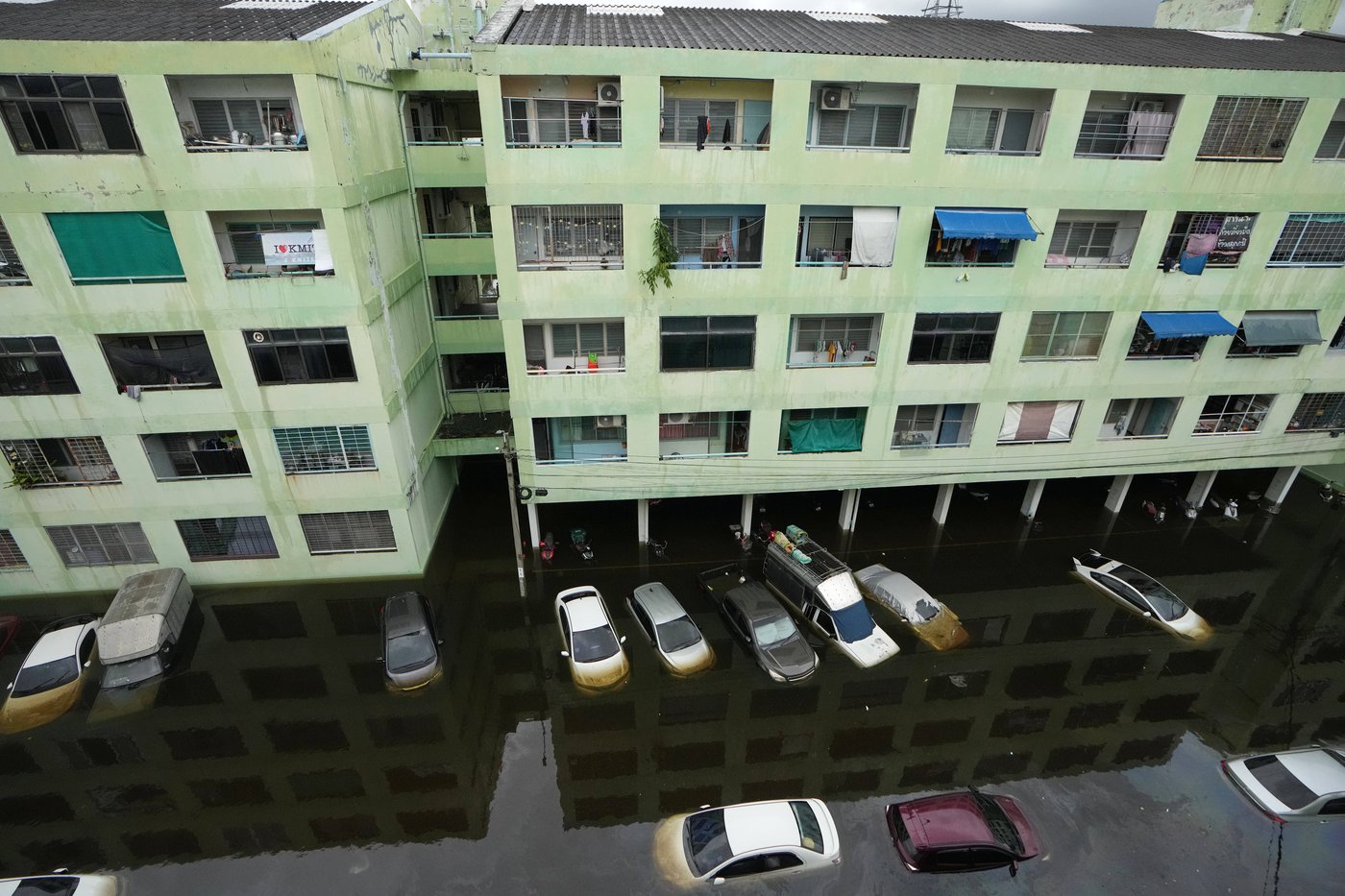 Bangkok floodwaters begin to ease after torrential rains affect 700,000 people | iNFOnews.ca