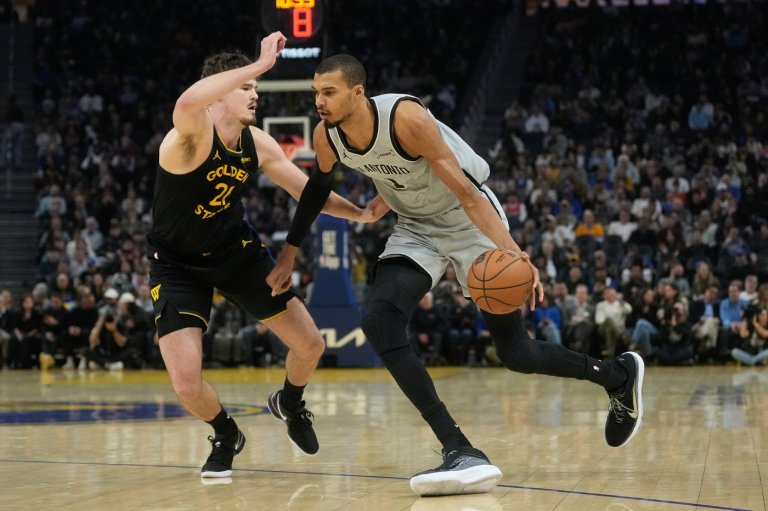 Fox and Wembanyama lead the Spurs past the Warriors 126-113 for their 6th straight win | iNFOnews.ca