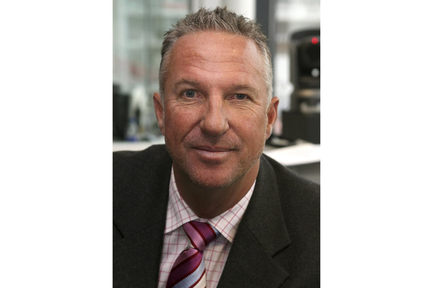 Ian Botham saved by Ashes rival from crocodile infested waters after fishing mishap | iNFOnews.ca