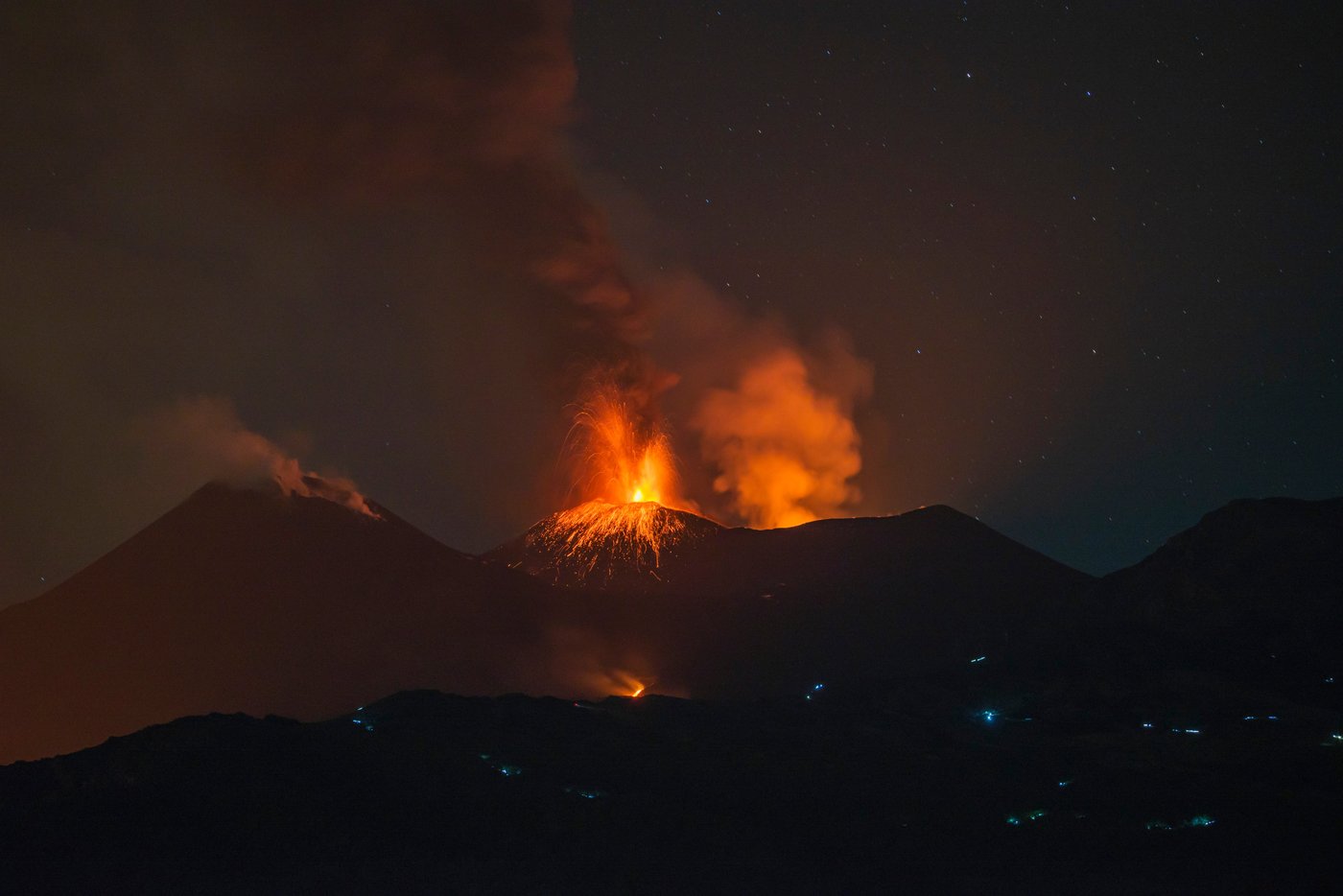 US tourist dies after being struck by lightning while hiking Sicily's Mount Etna | iNFOnews.ca