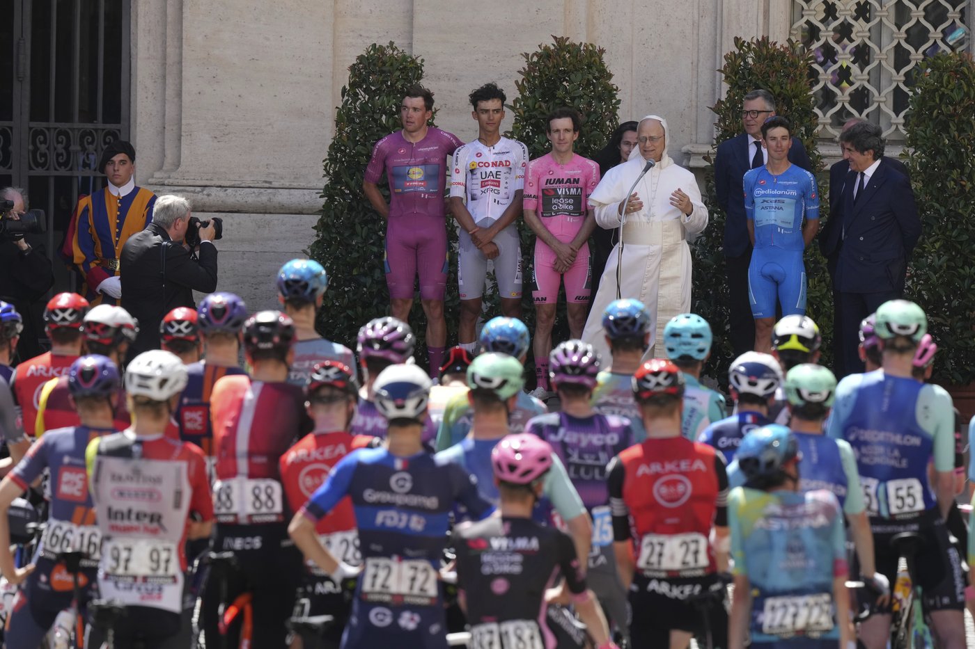 Pope Leo XIV blesses cyclists competing in the Giro d'Italia as final stage enters Vatican gardens | iNFOnews.ca
