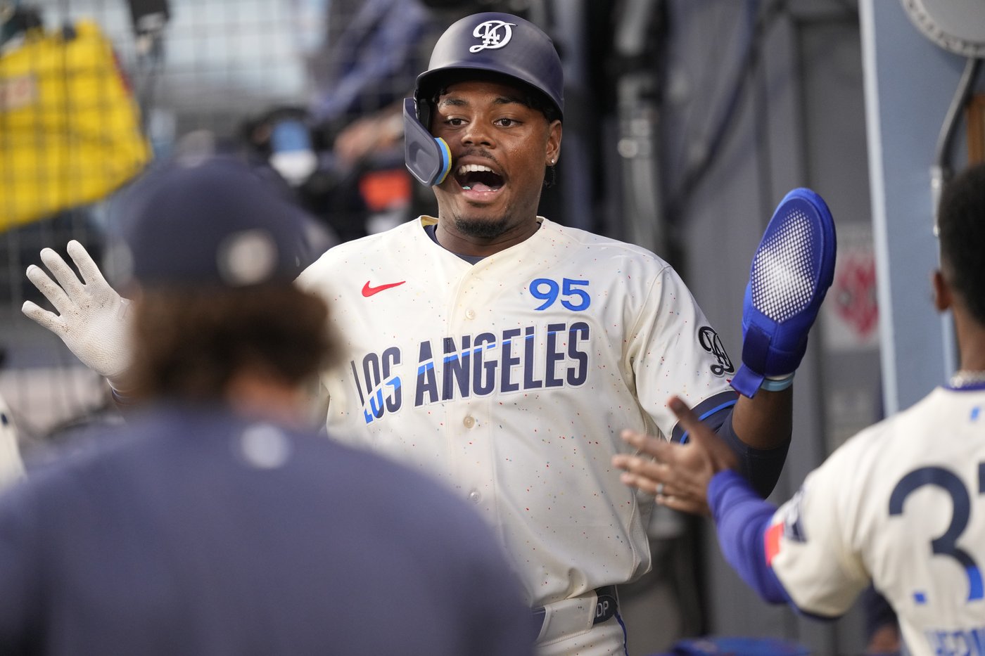 Dodgers outslug Giants 10-4, led by Mookie Betts with four hits | iNFOnews.ca Dodgers outslug Giants 10-4, led by Mookie Betts with four hits | iNFOnews.ca