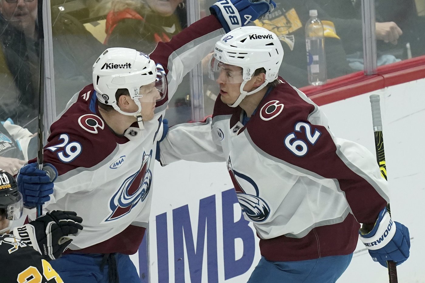 Rantanen records hat trick in 600th game and adds two assists as the Avalanche drill Pittsburgh 6-2 | iNFOnews.ca