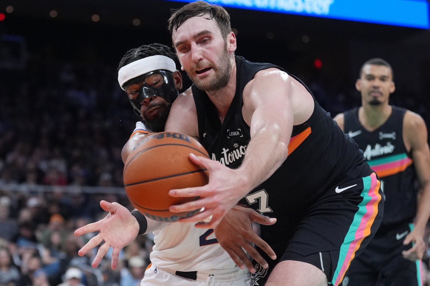 Spurs beat the Suns 121-94 in Austin for their 7th straight win | iNFOnews.ca