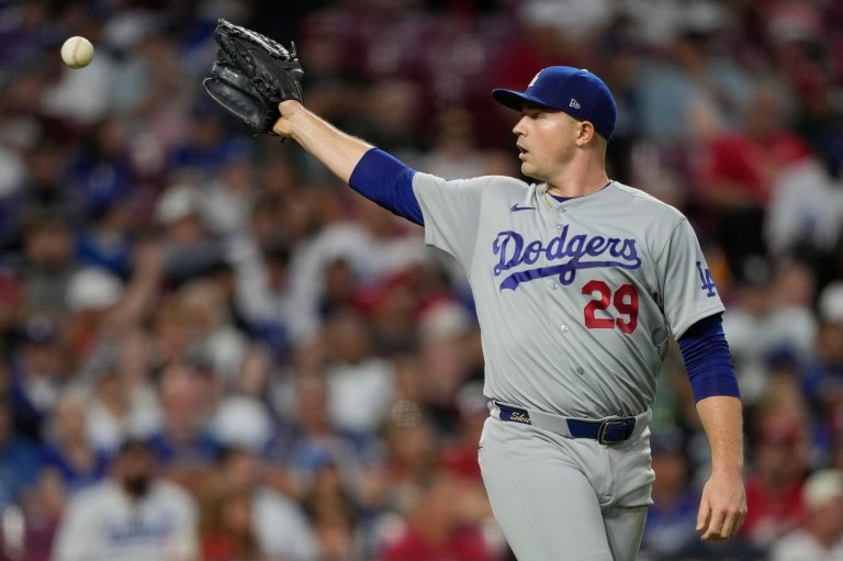 A quiet toast as the Dodgers clinch record-tying 14th straight playoff spot | iNFOnews.ca