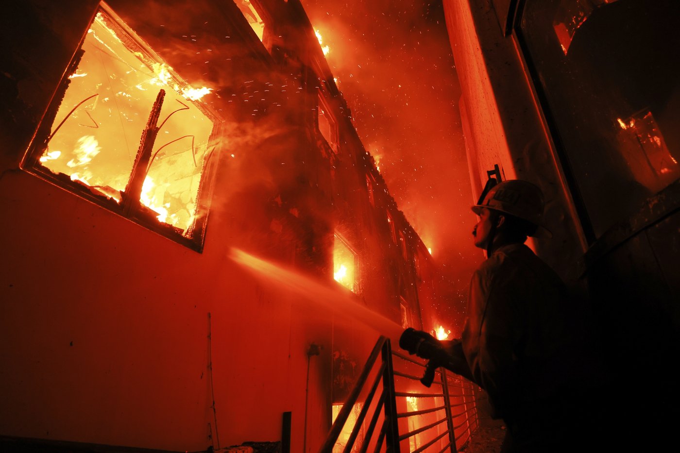 Hollywood Hills fire breaks out as deadly wildfires burn out of control across Los Angeles area | iNFOnews.ca Hollywood Hills fire breaks out as deadly wildfires burn out of control across Los Angeles area | iNFOnews.ca