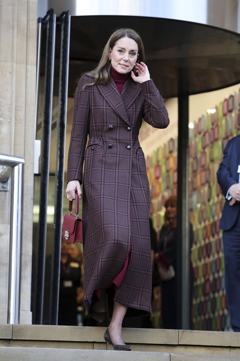 Kate returns to cancer center where she was treated to offer gratitude to medical teams | iNFOnews.ca