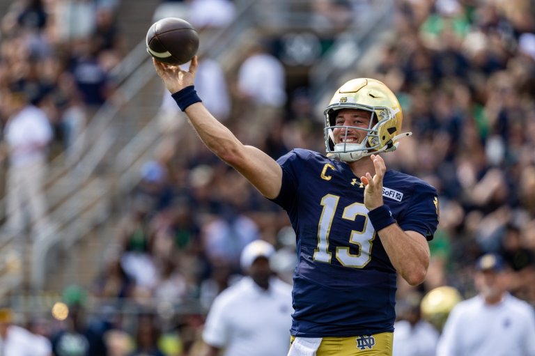 C.J. Carr throws for 4 touchdowns as No. 3 Notre Dame routs visiting Rice 52-0 | iNFOnews.ca