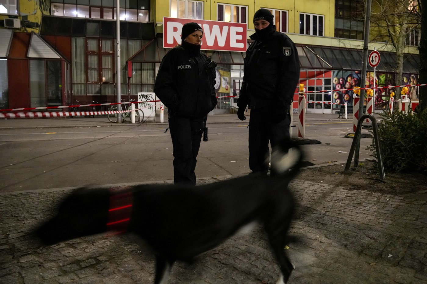 Berlin police say they have detained a man who attacked 2 people with a knife | iNFOnews.ca Berlin police say they have detained a man who attacked 2 people with a knife | iNFOnews.ca