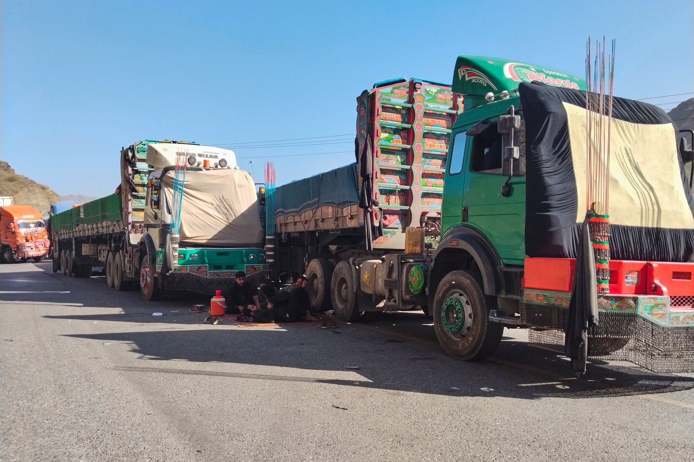 Pakistan and Afghanistan border closure extends into second day after deadly clashes | iNFOnews.ca Pakistan and Afghanistan border closure extends into second day after deadly clashes | iNFOnews.ca