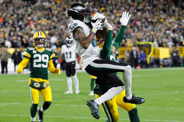 Smith's TD catch helps Eagles beat Packers 10-7 in defensive struggle | iNFOnews.ca