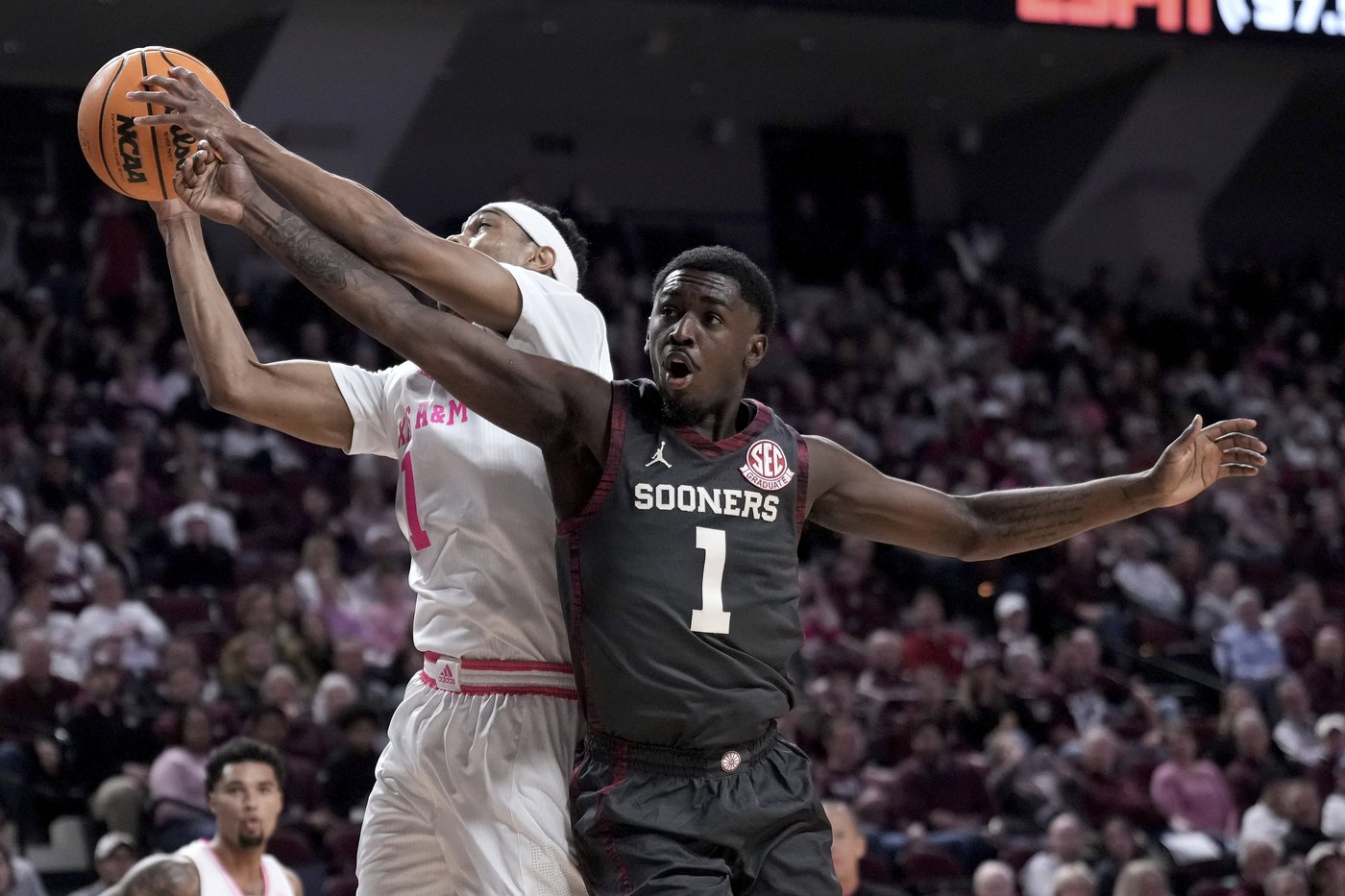 Phelps and Coleman combine for 29 points to lead No. 13 Texas A&M over Oklahoma 75-68 | iNFOnews.ca Phelps and Coleman combine for 29 points to lead No. 13 Texas A&M over Oklahoma 75-68 | iNFOnews.ca